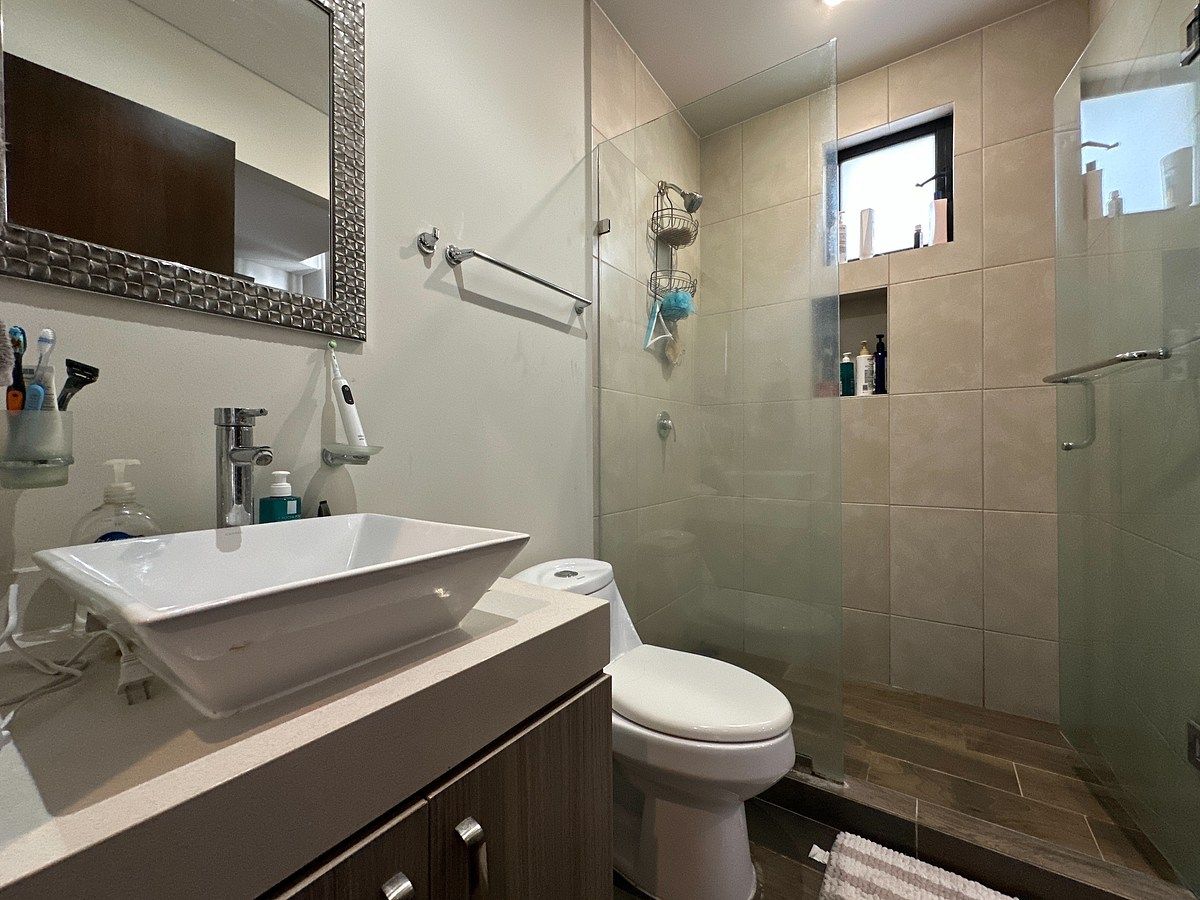 10 of 20: Baño Principal