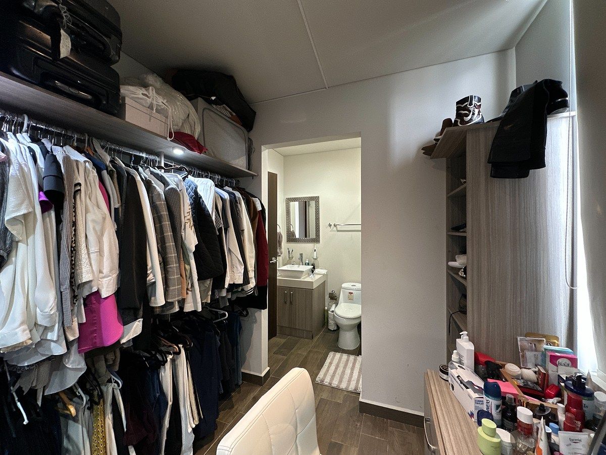 12 of 20: Vestidor Principal