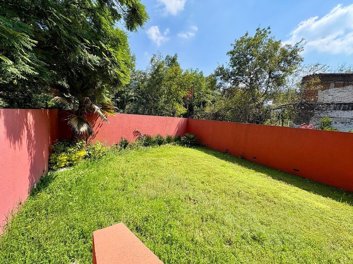 21 de 22: Amplio jardín en el  interior de la casa