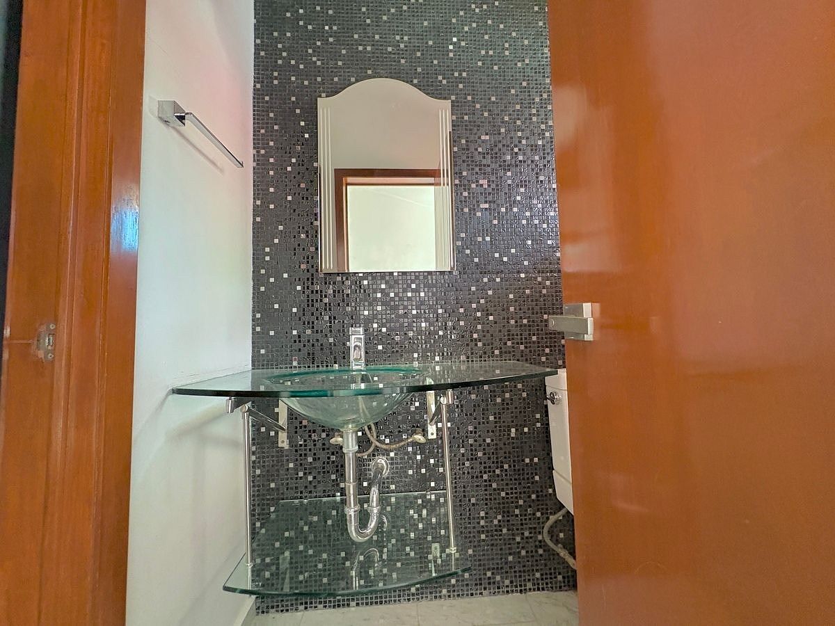 12 de 22: Baño de visitas- medio baño