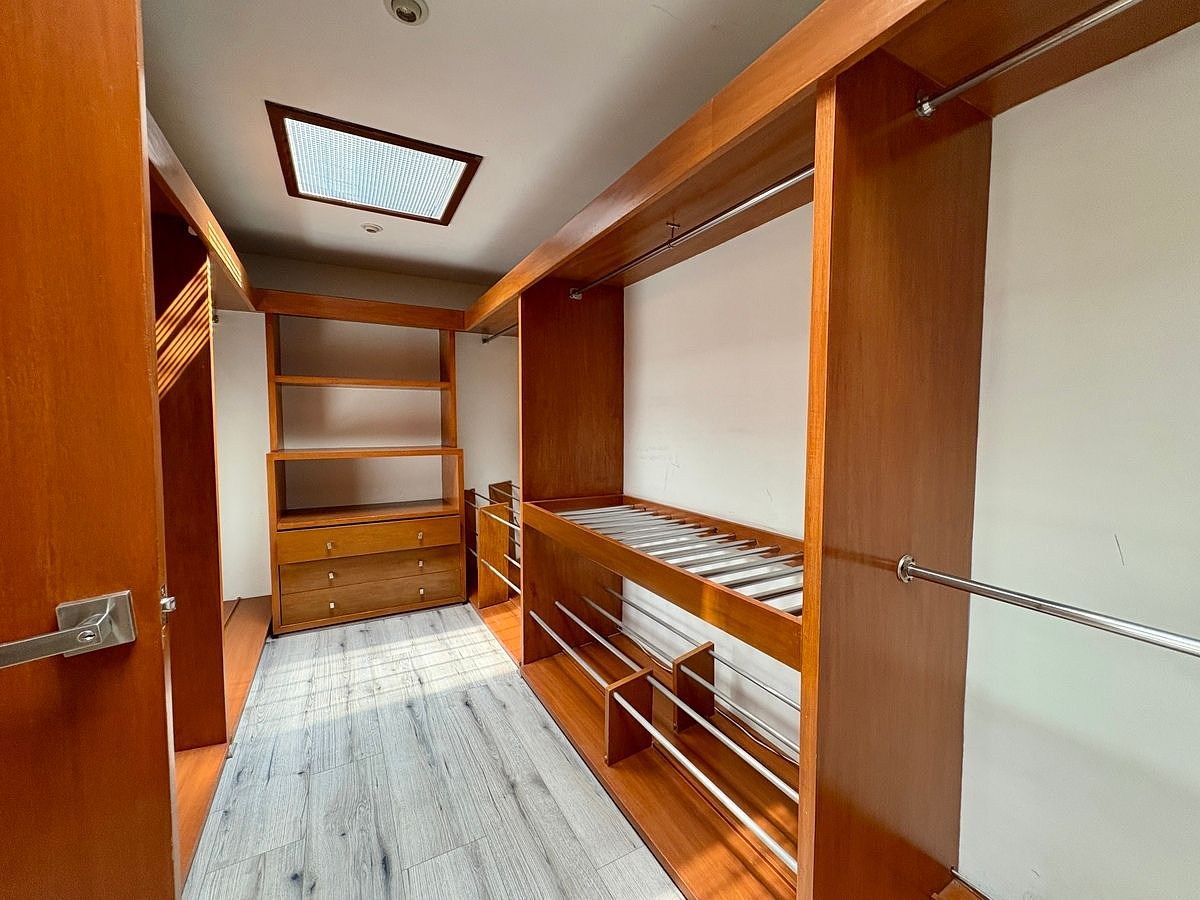 13 de 22: Walk-in closet con excelente distribución