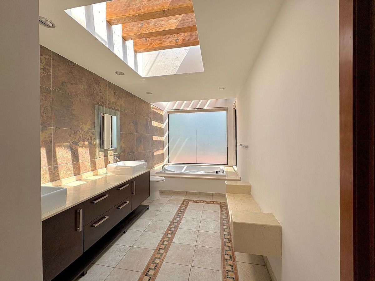 7 de 22: Baño de la Recámara principal con tina