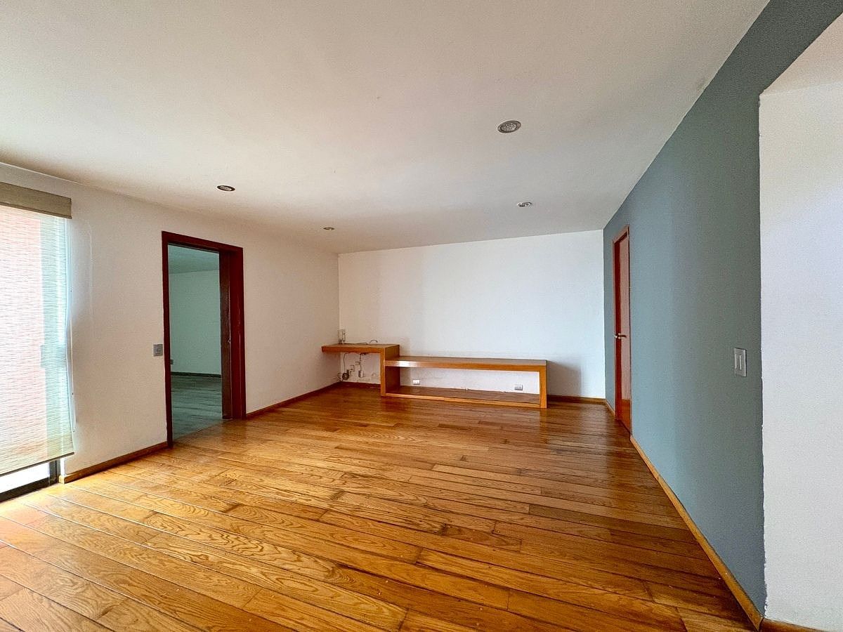 14 de 22: Recámara secundaria amplia con pisos de madera