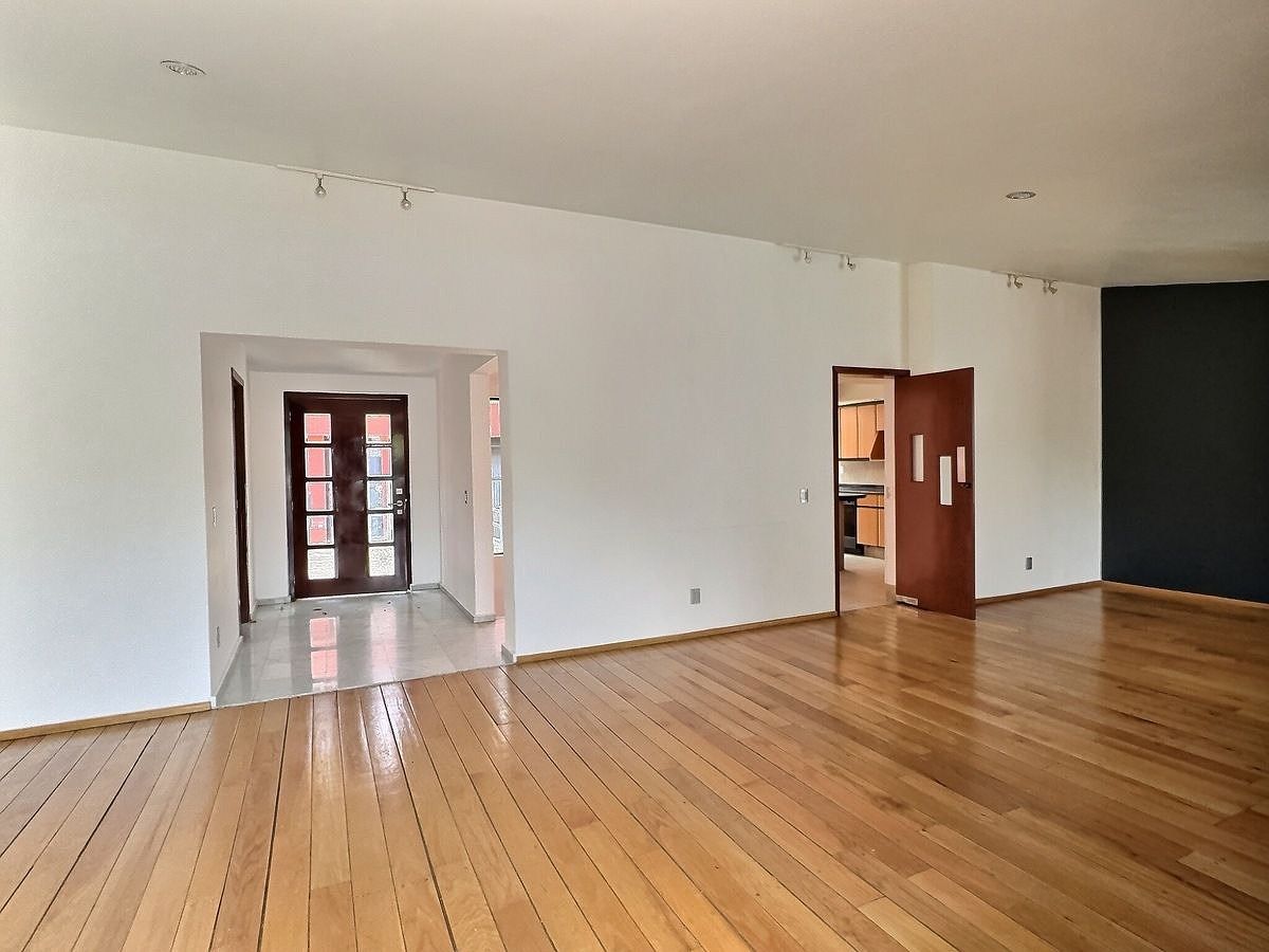 18 de 22: Family Room con pisos de madera iluminado y de gran espacio