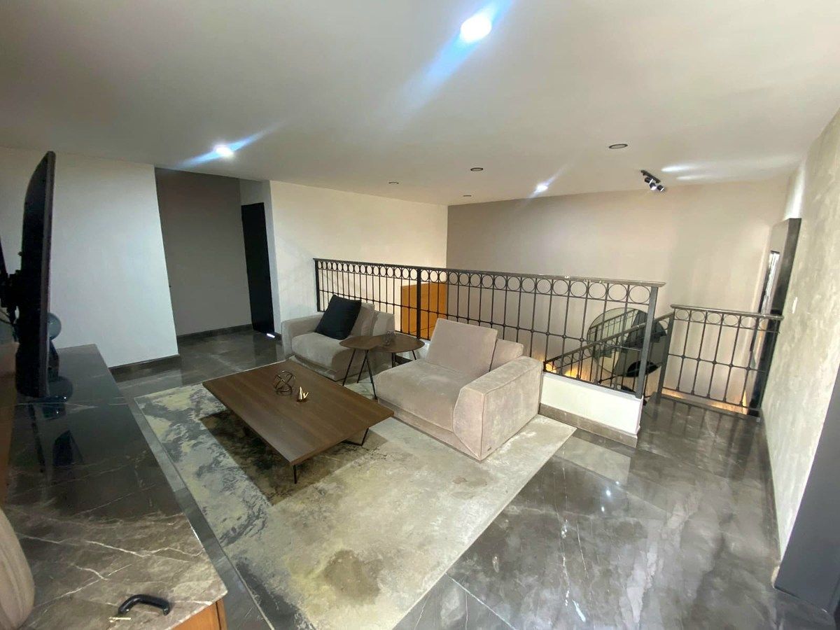 20 de 43: Sala de televisión en planta alta