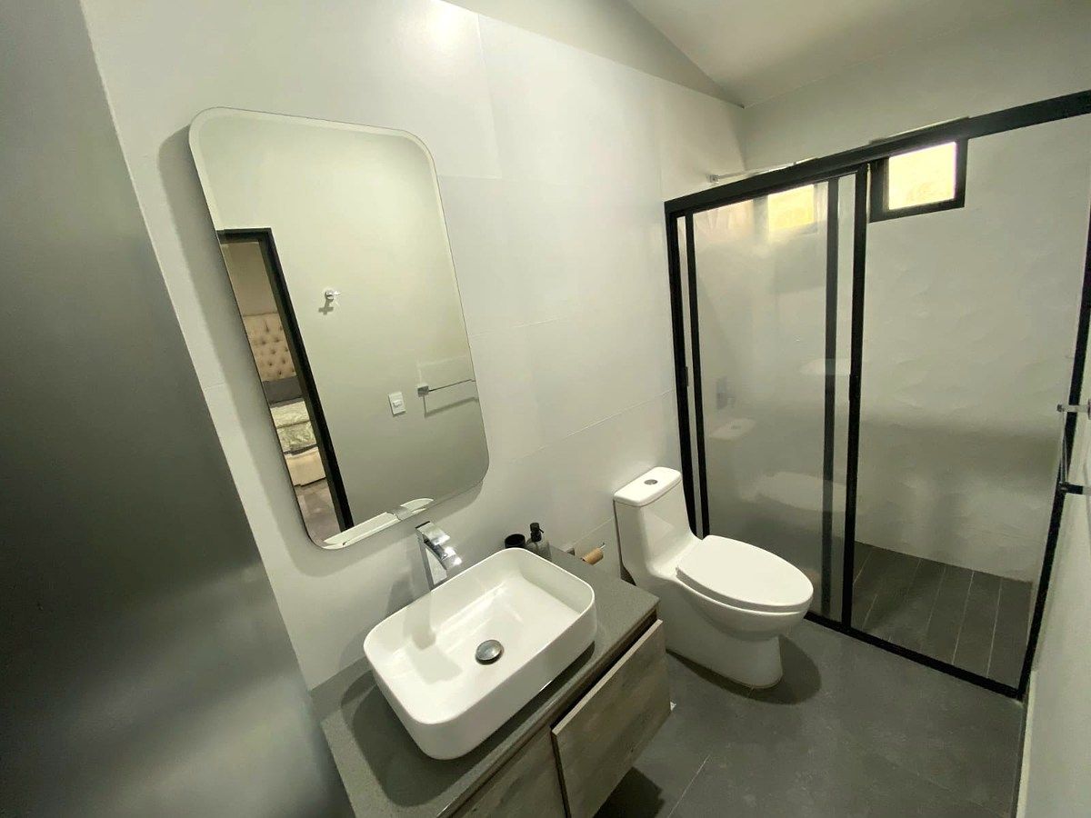 29 de 43: Baño 2do cuarto secundario