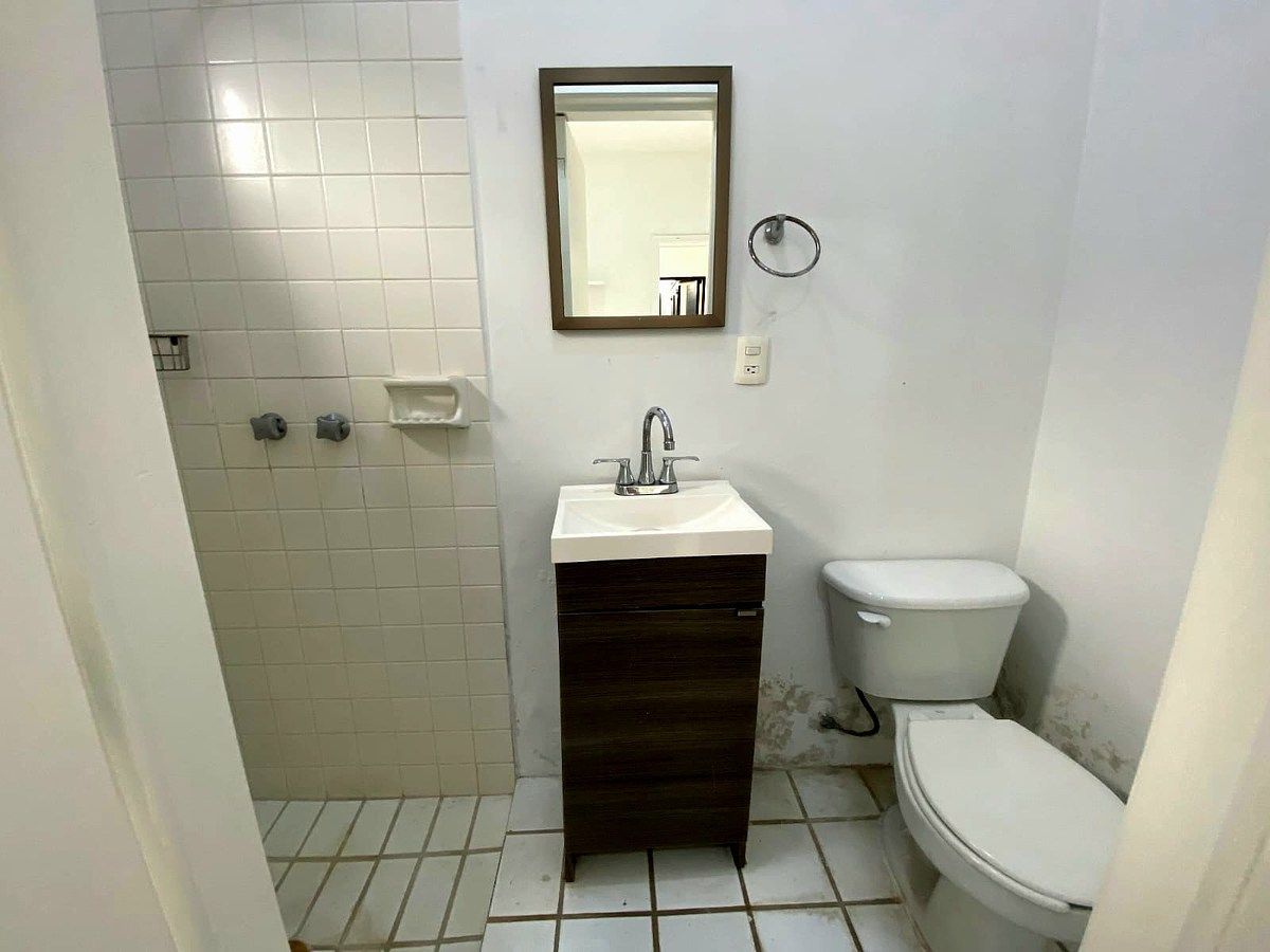 42 de 43: Baño completo cuarto de servicio