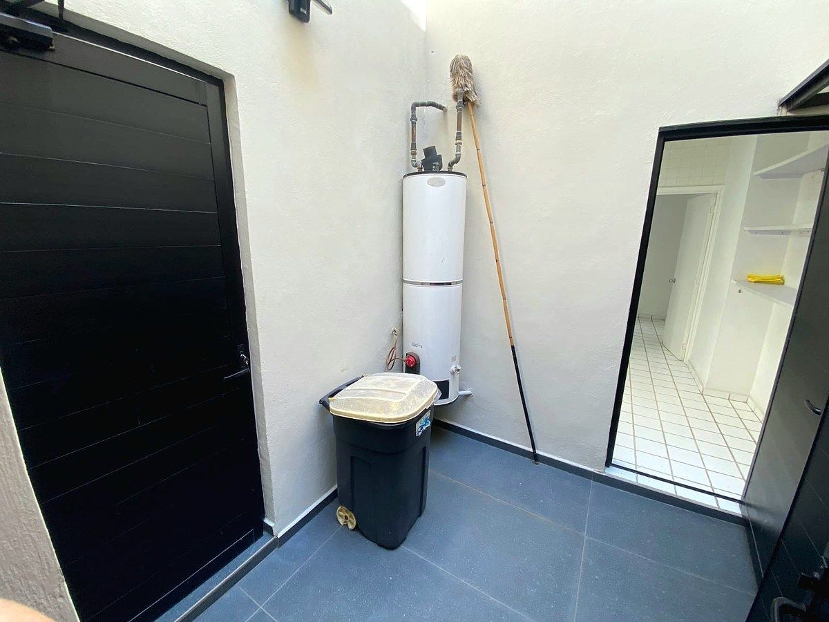 39 de 43: Patio de servicio