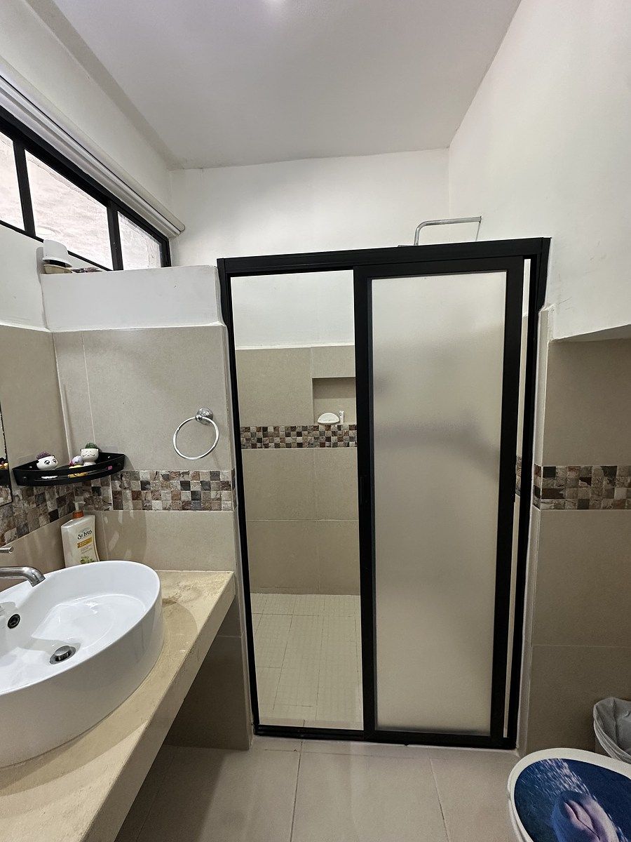 7 de 18: Baño de habitación inferior