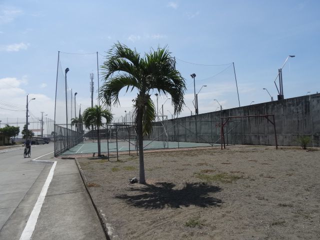 27 de 29: Areas comunales canchas de tennis