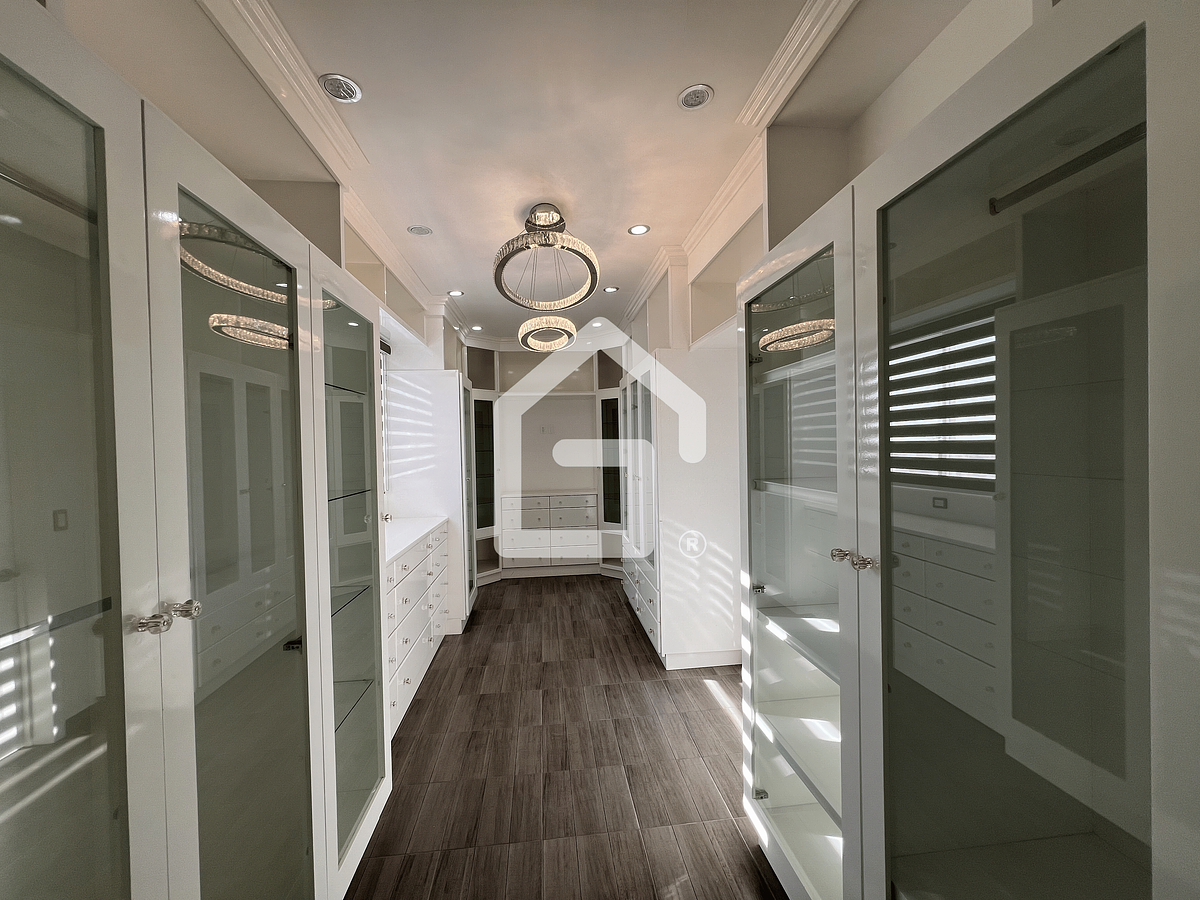 23 de 28: Cuarto walking closet