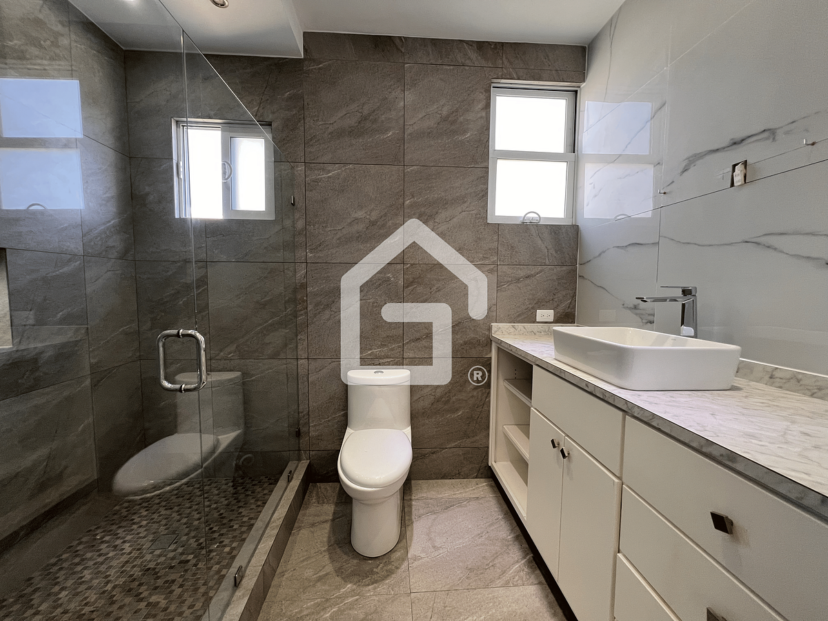 27 de 30: Baño completo walking closet