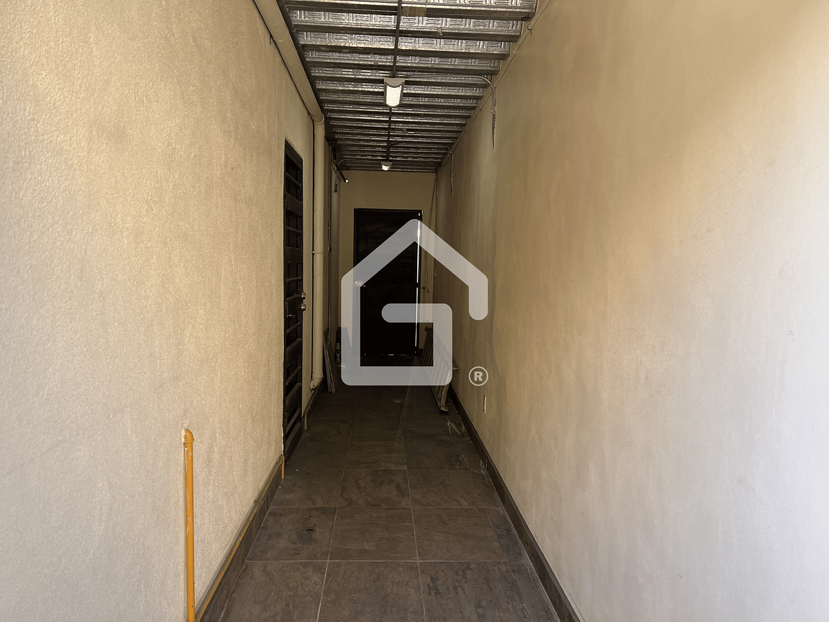 26 de 28: Pasillo que se puede usar como almacén