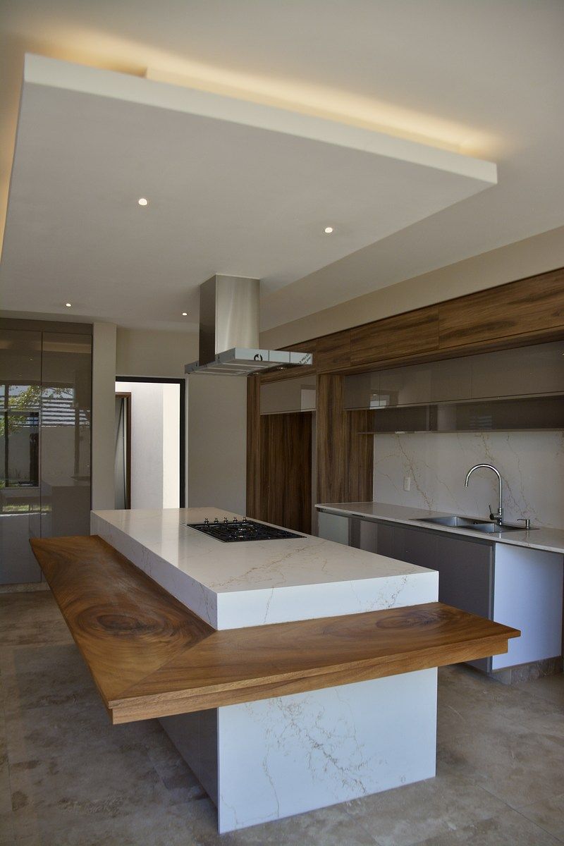 8 de 30: Cocina y acceso a cuarto de servicio