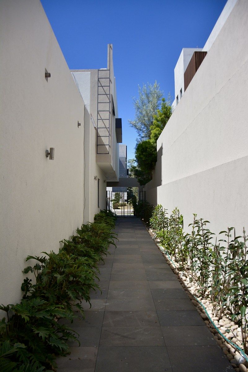 12 de 30: Amplia servidumbre