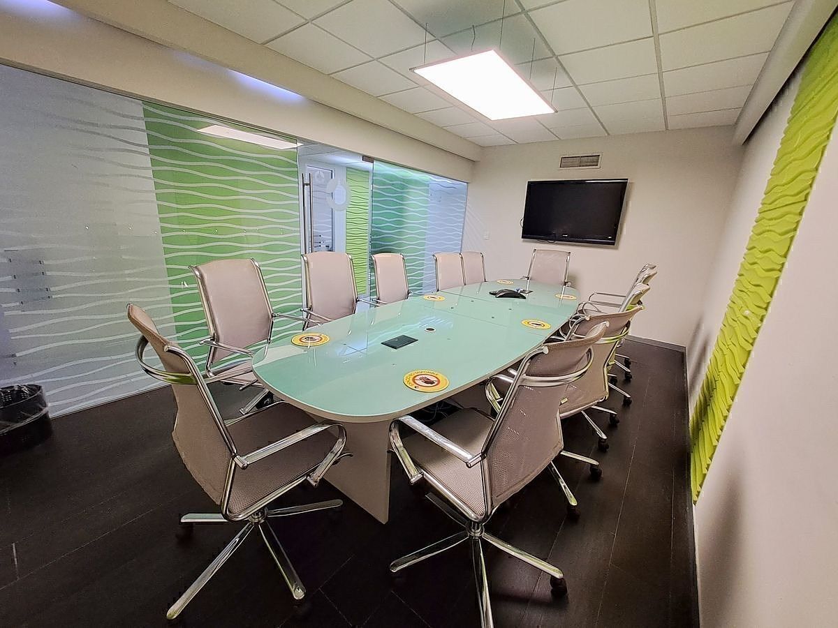 2 of 7: Sala de juntas para 12 personas