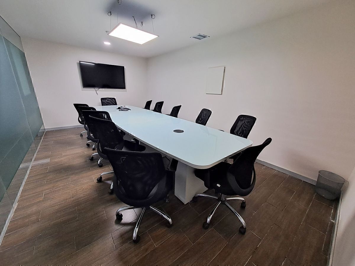 3 of 7: Sala de juntas para 12 personas