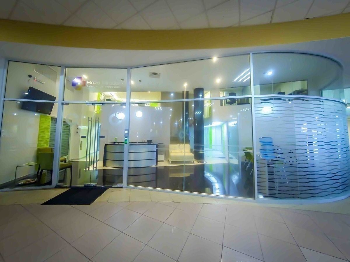 6 of 7: Fachada del Centro de Negocios Plaza Mirador