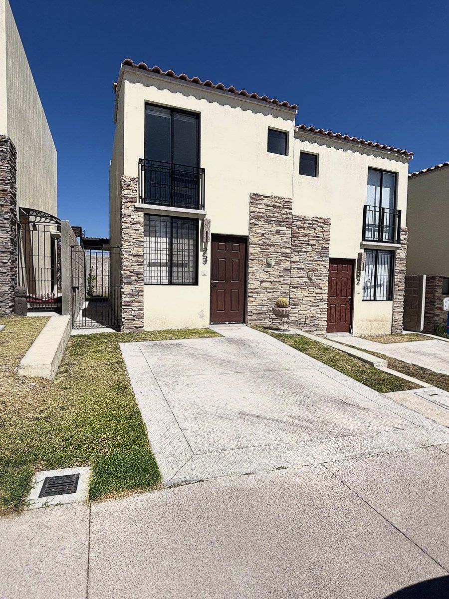 2 of 44: Ideal para inversionista o familia pequeña .