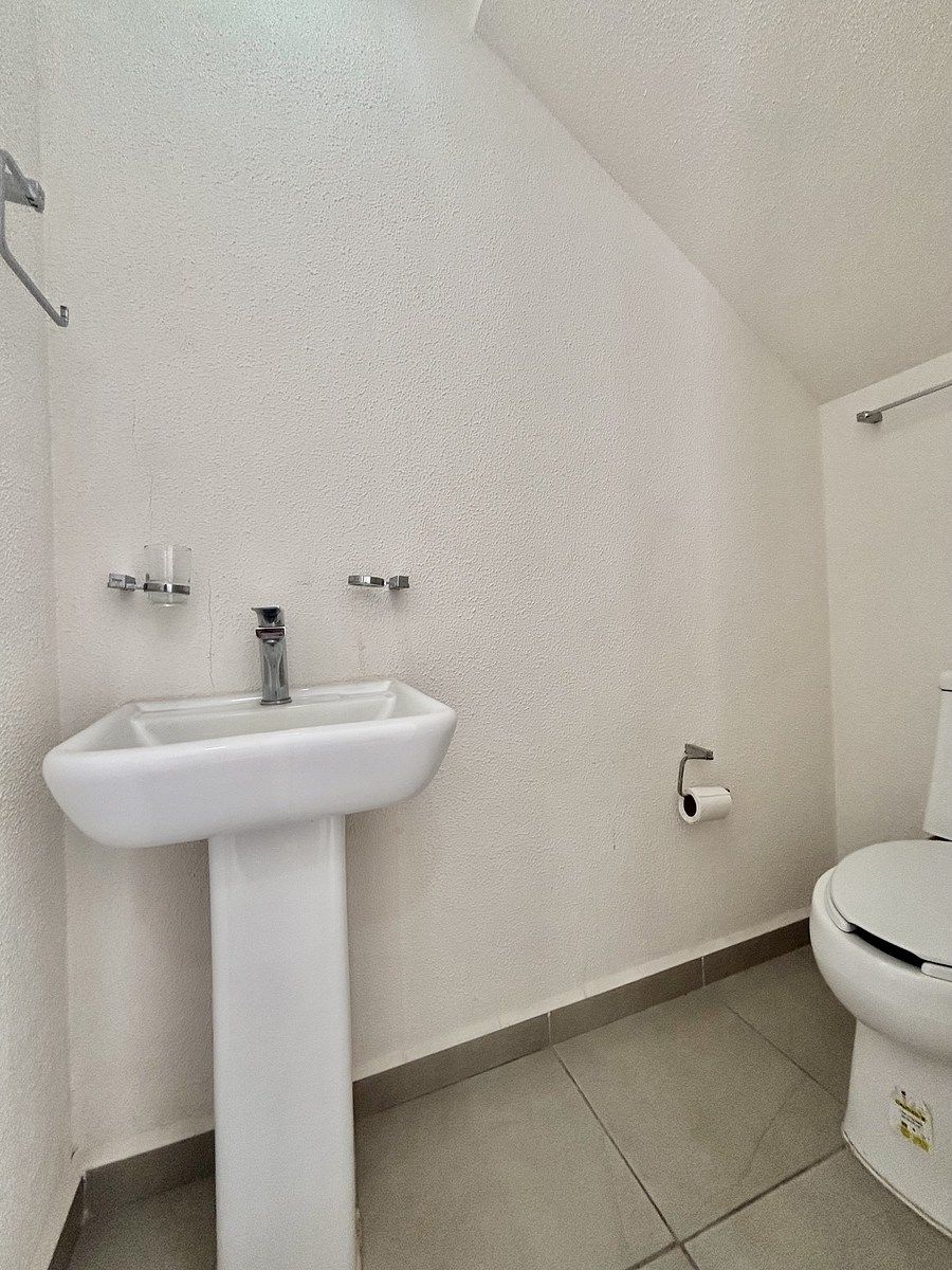 11 of 44: Medio baño de visitas en planta baja .