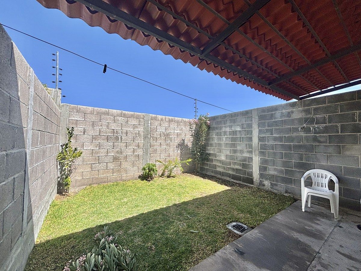 18 of 44: Amplio jardín trasero .