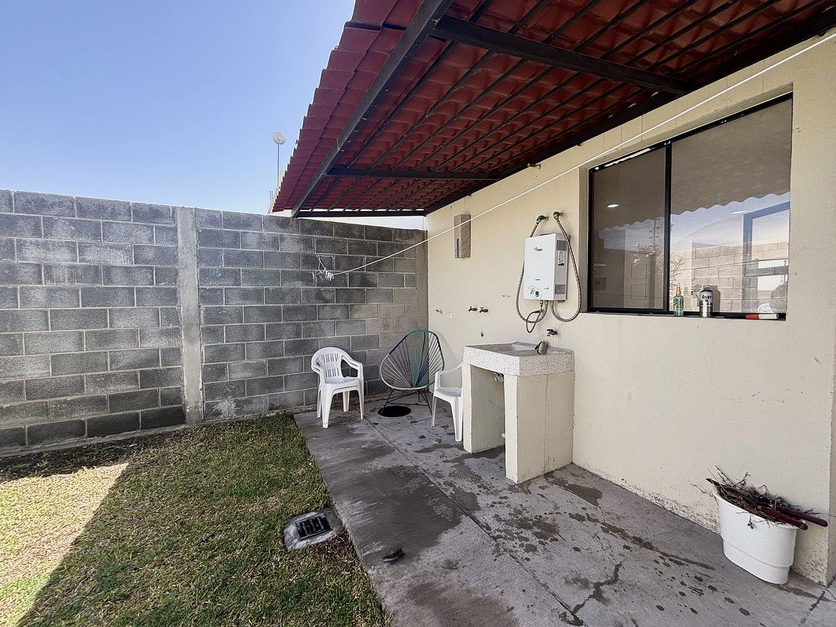 21 of 44: Área de lavado exterior techada