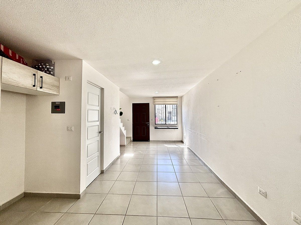 5 of 44: Medio baño de visitas bajo la escalera .