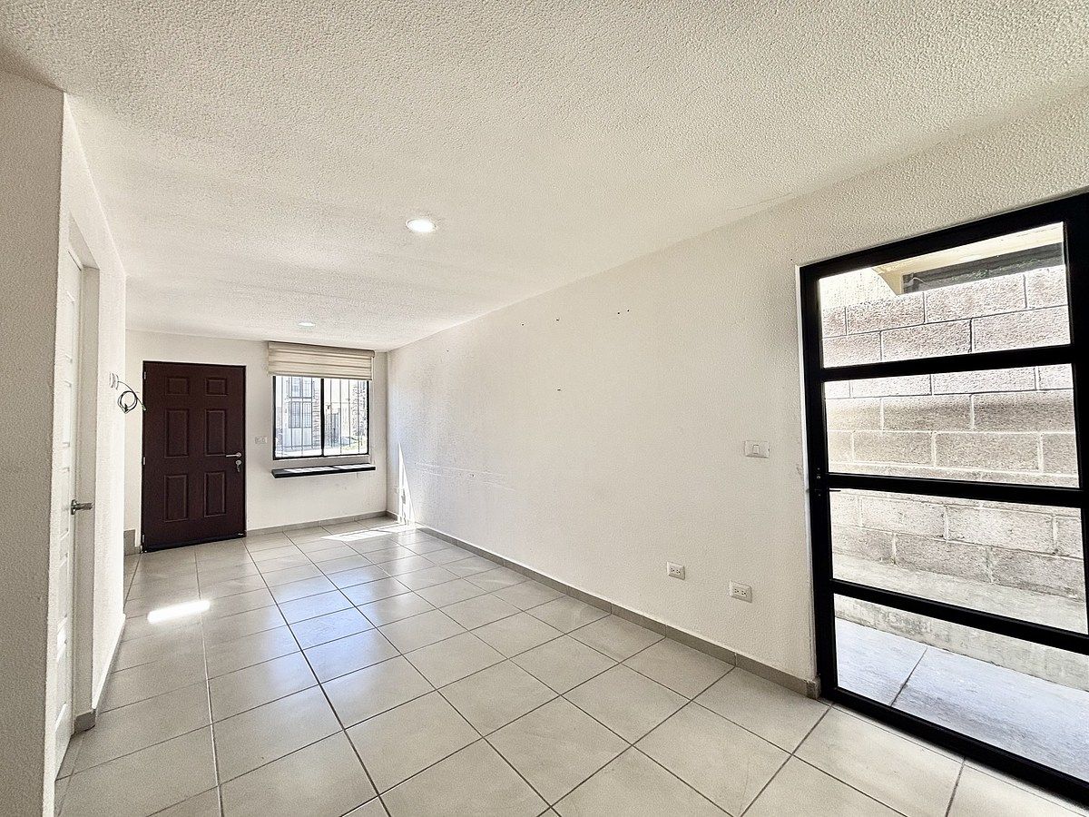 5 of 44: Sala y comedor .