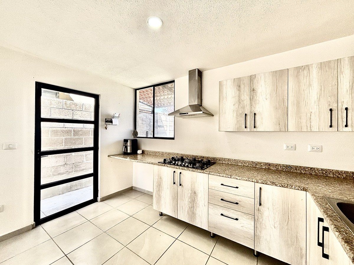 2 of 44: Cocina equipada en granito .