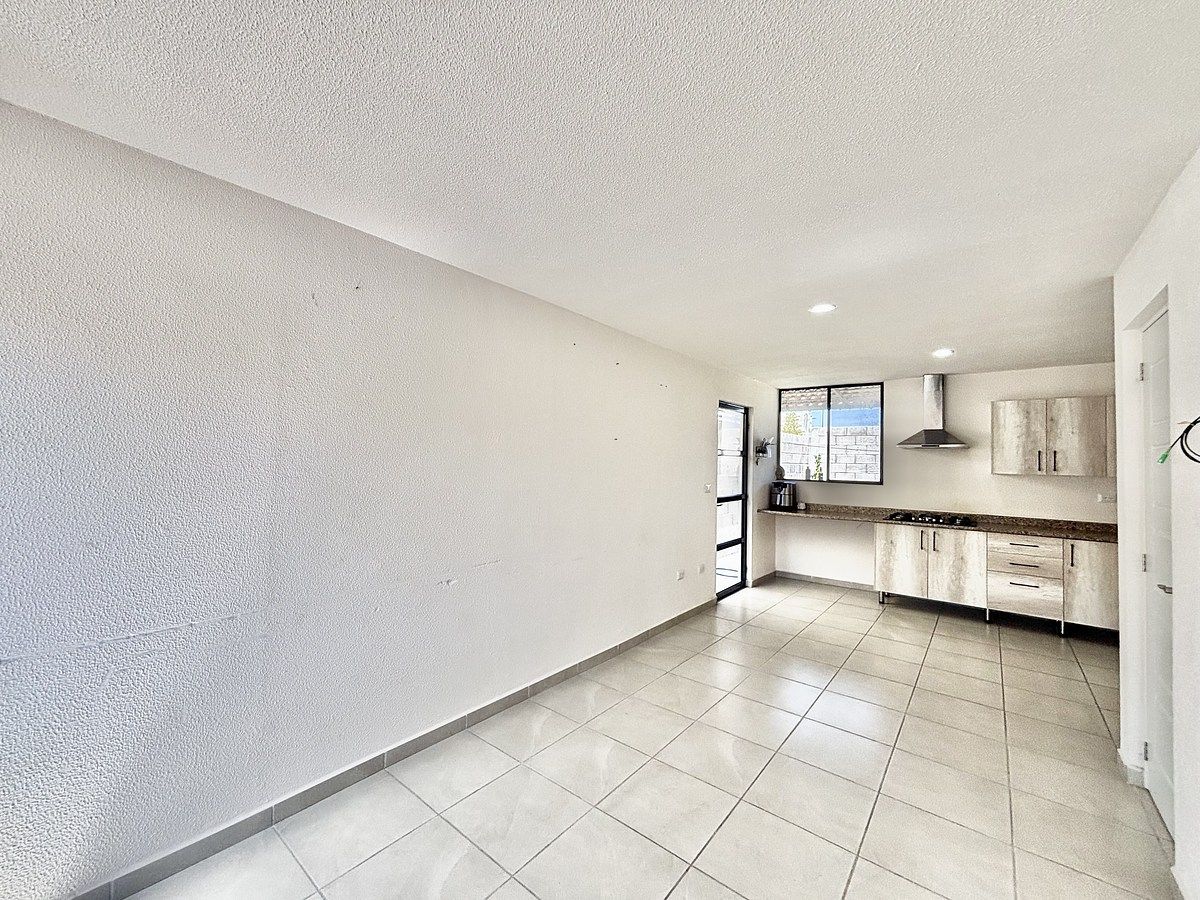 9 of 44: Cocina con salida a pasillo de servicio .