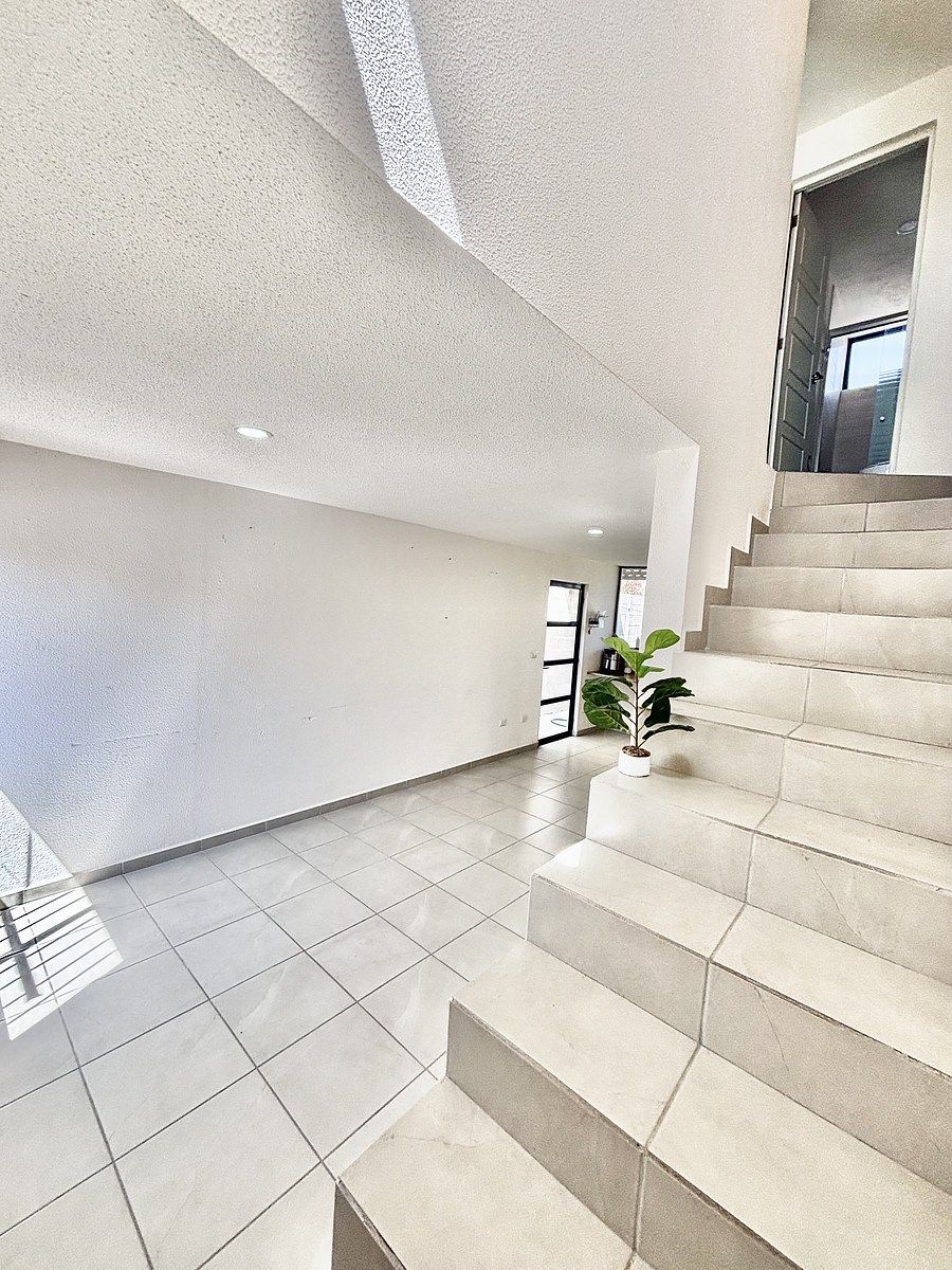 8 of 44: Acceso lateral a planta alta .