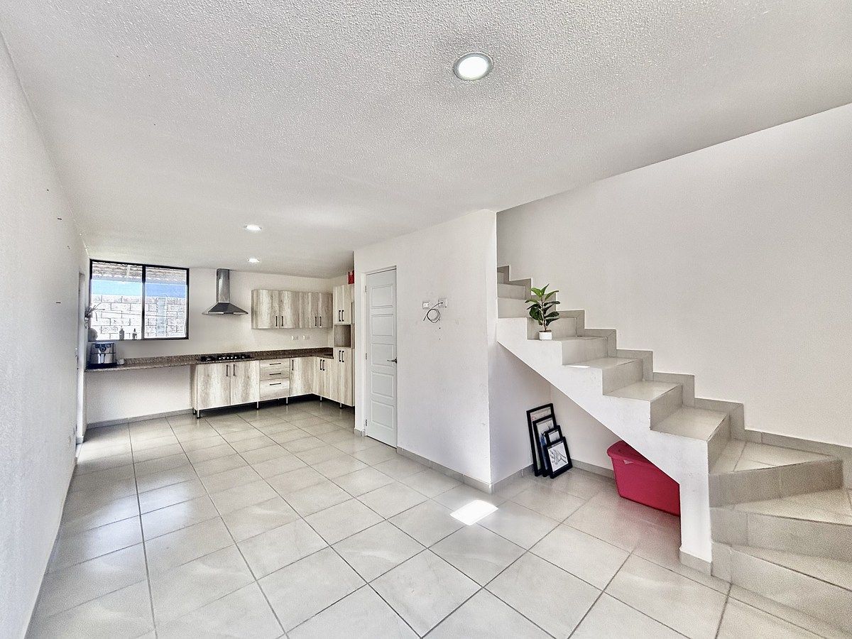 10 of 44: Espacio para bodega bajo la escalera .