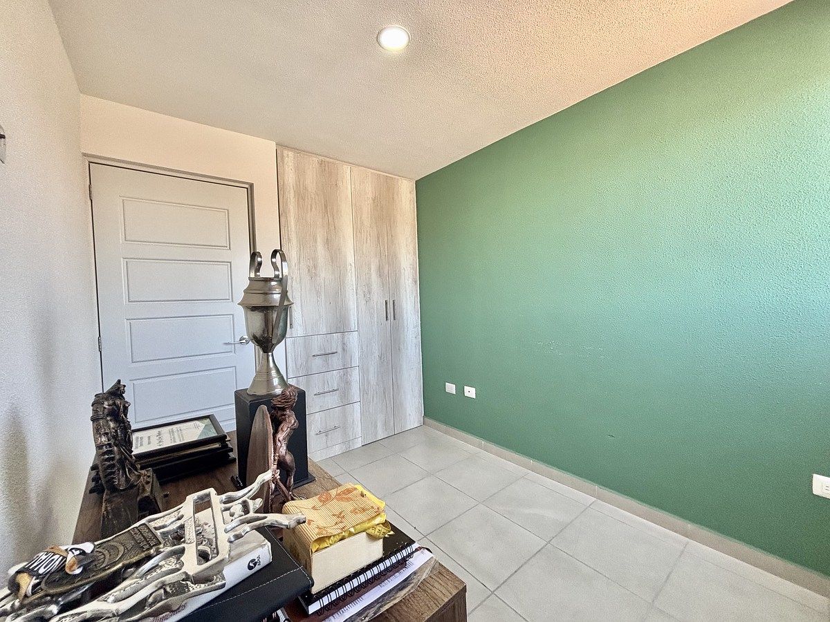 16 of 44: Recámara secundaria con closet de piso a techo .