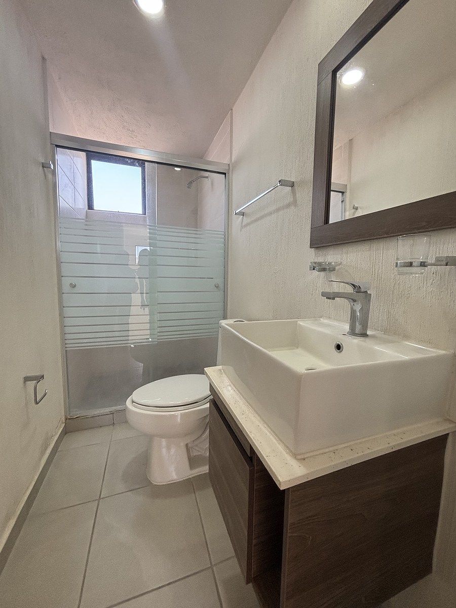 17 of 44: Baño completo en planta alta .