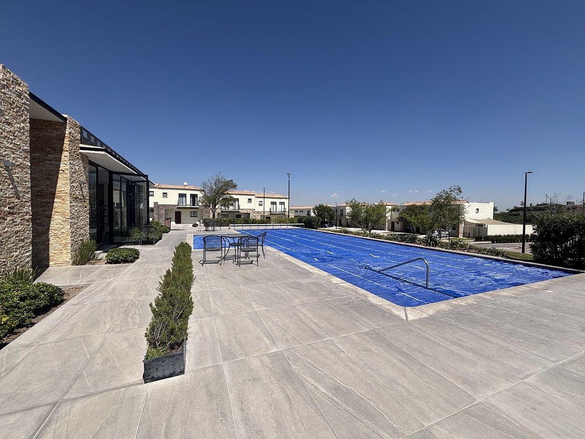 1 of 44: Alberca 🏊‍♀️