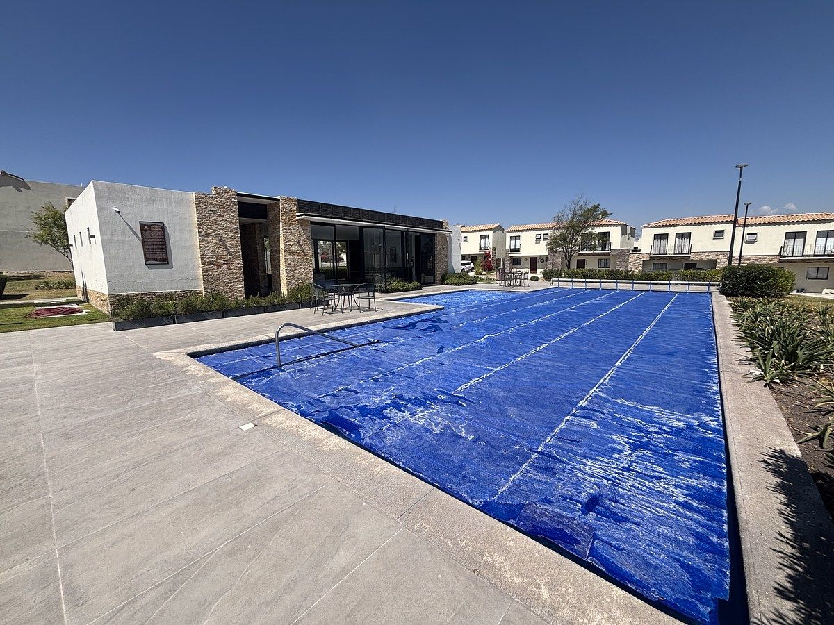 23 of 44: Con salón de usos múltiples .