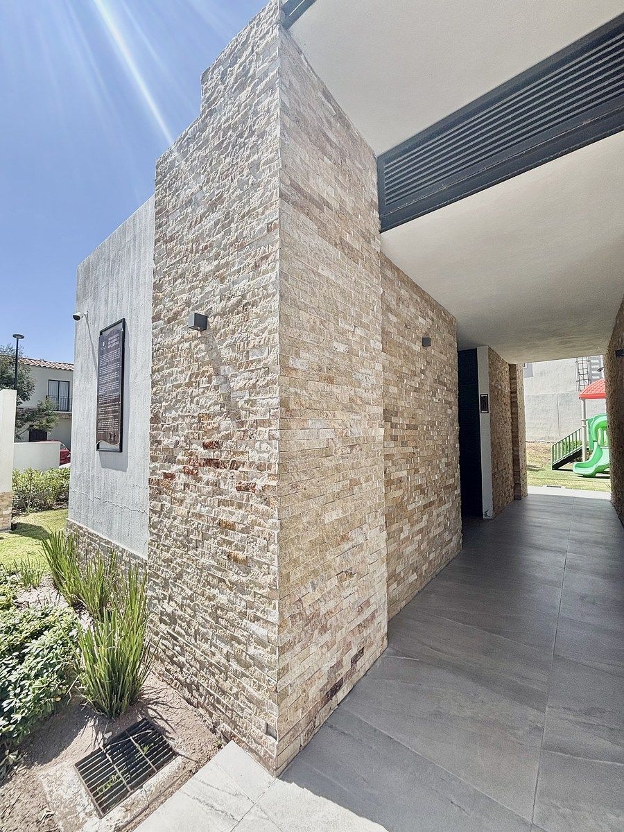 29 of 44: Baños H y M