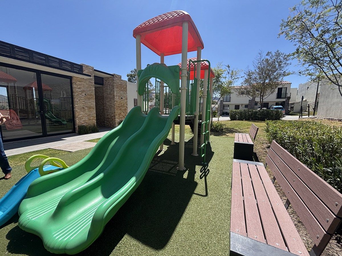 28 of 44: Juegos infantiles