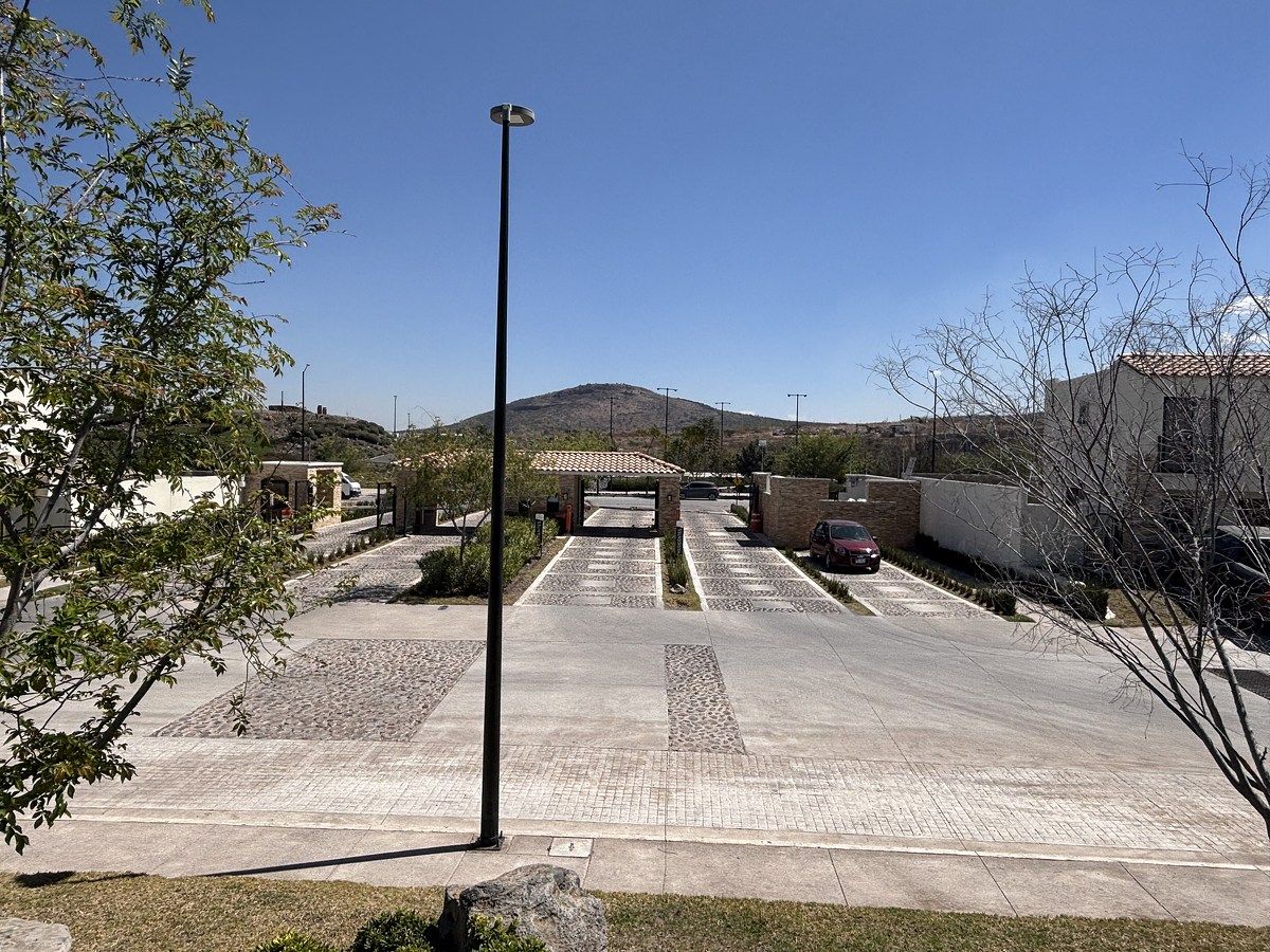 32 of 44: Acceso controlado con seguridad 24 /7