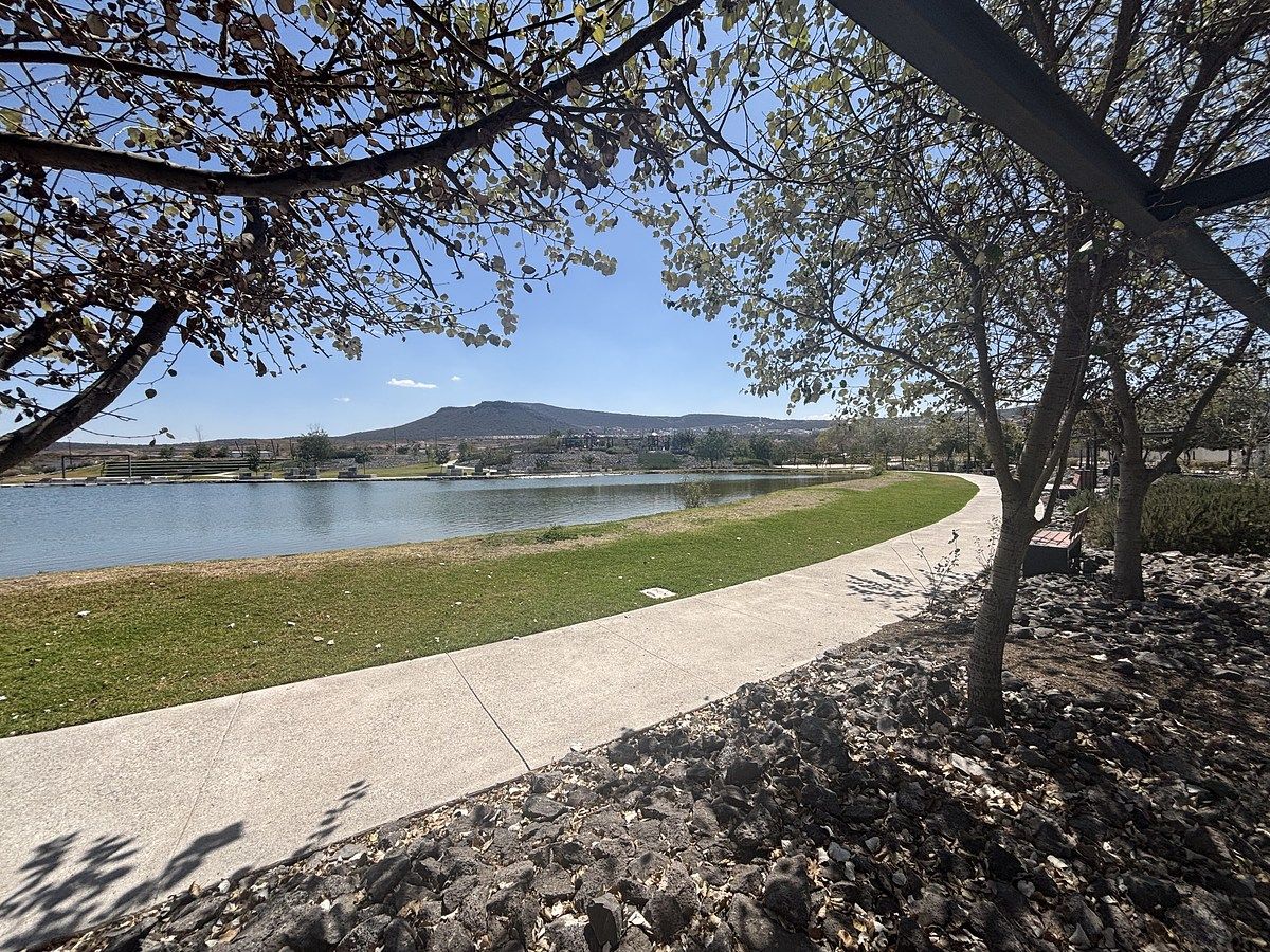 35 of 44: Amenidades exteriores de Capital sur !!  Lago y senderos .