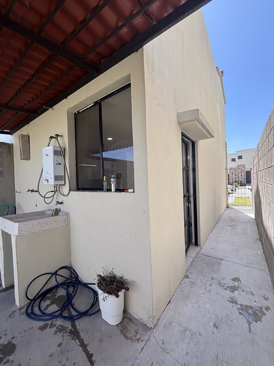 22 of 44: Pasillo de servicio .