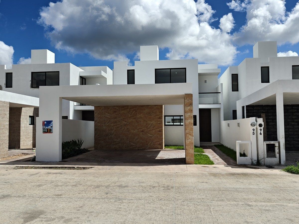 Casa en venta con alberca y doble altura en privada, Mérida, Yucatán