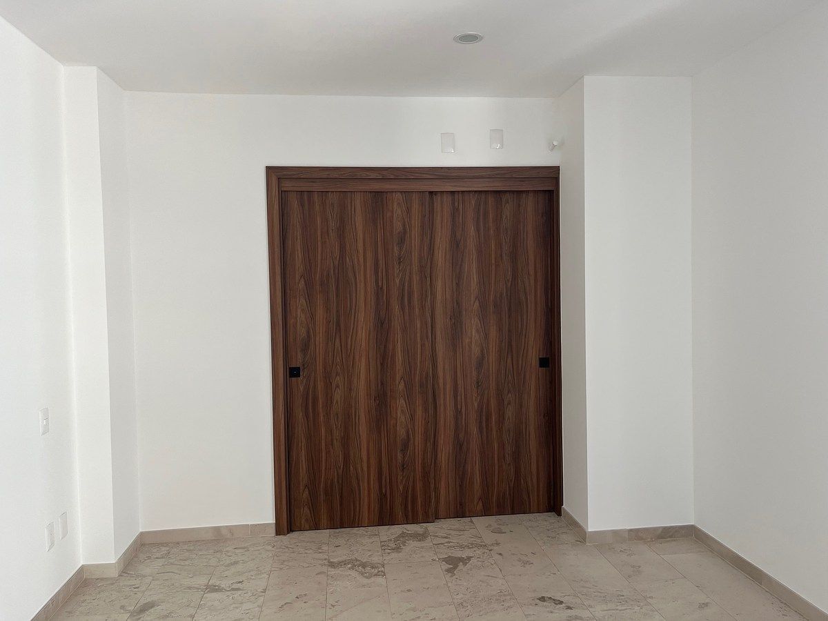 26 de 40: puerta hacia baño vestidor de recámara principal