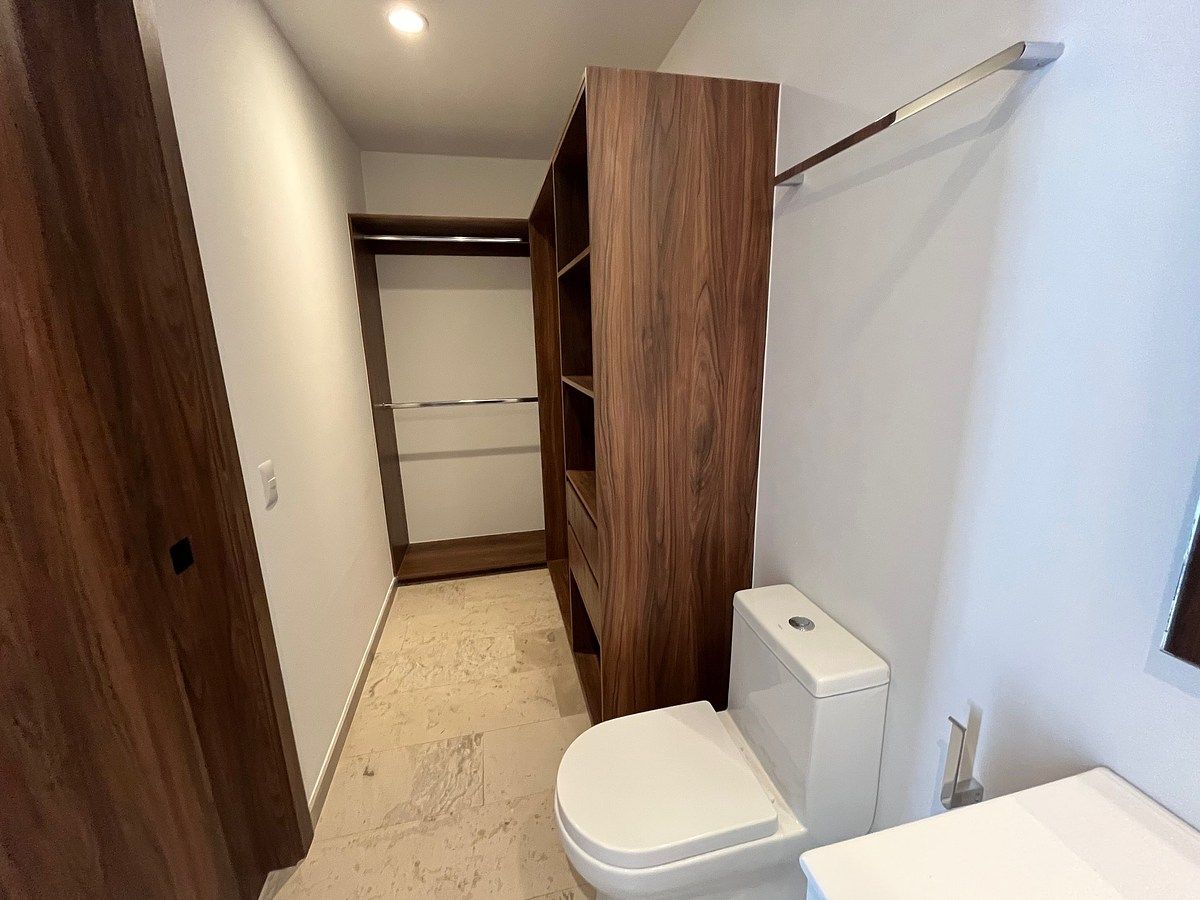 29 de 40: baño completo con vestidor
