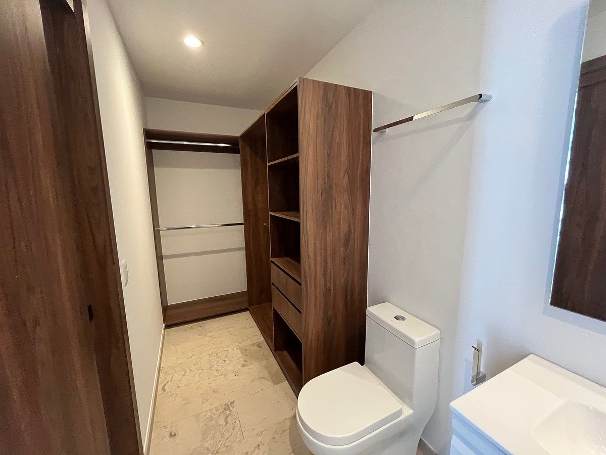 30 de 40: baño completo con vestidor