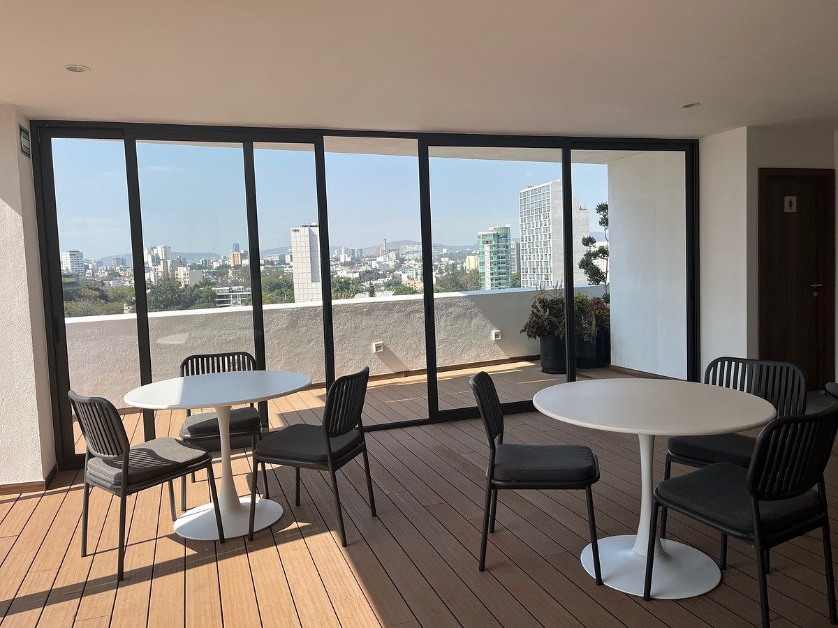 36 de 40: sala y terraza de jacuzzi con deck