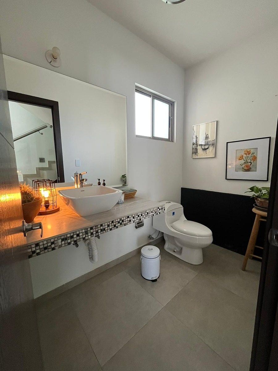 14 of 22: Medio baño planta baja