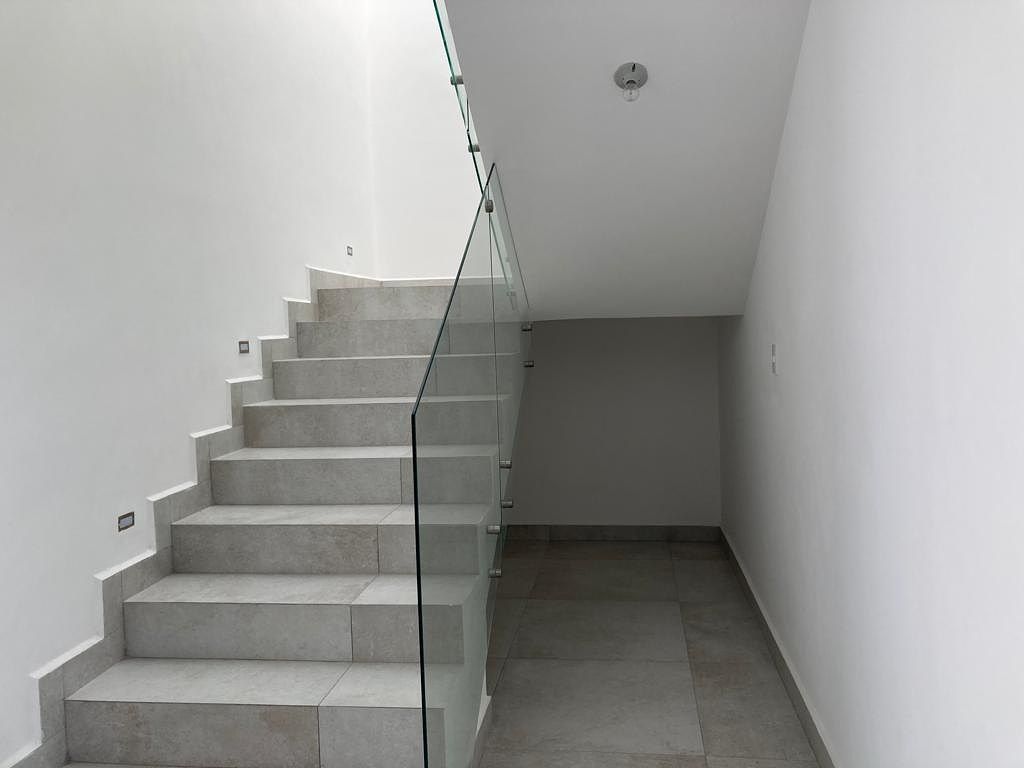 8 de 24: escaleras a segundo piso