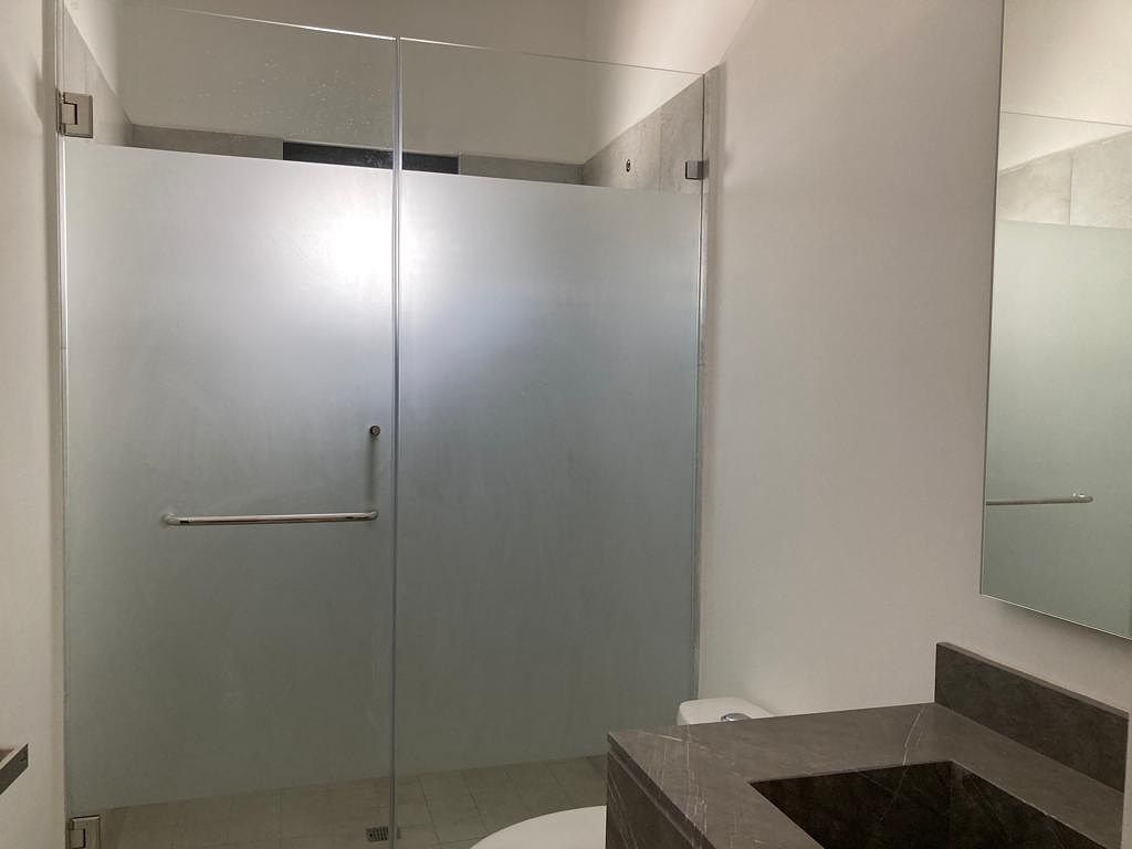 20 de 24: Baño con canceles
