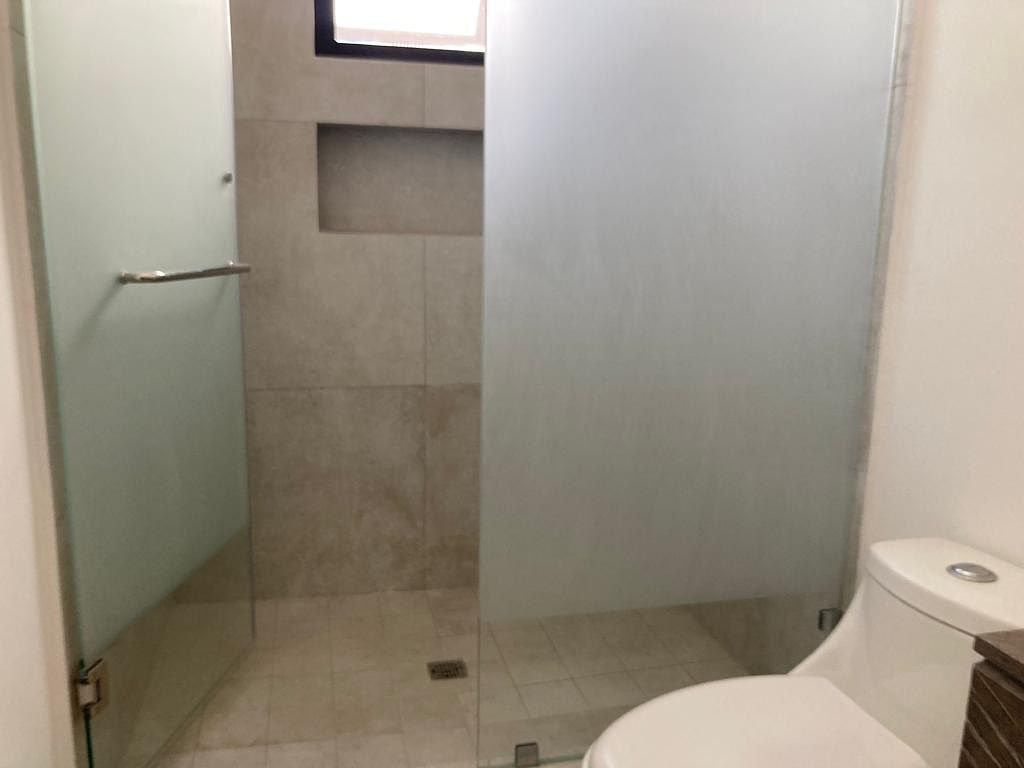 22 de 24: Baño con canceles